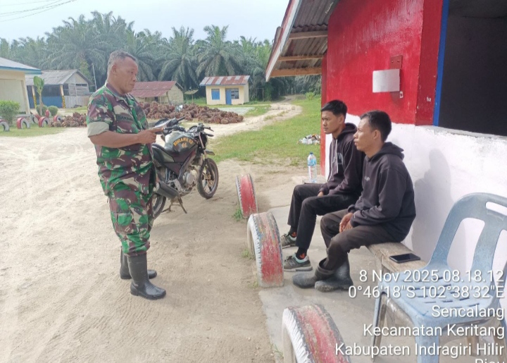 Babinsa melaksanakan Komsos Cek Situasi Keamanan Dengan Warga Binaan Demi Menjalin Hubungan Baik,
