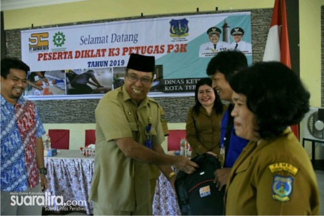 Setiap pekerja berhak mendapat perlindungan keselamatan kerja