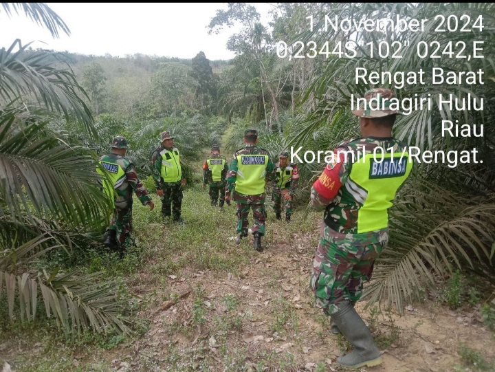 Babinsa Koramil 01/Rengat Bersama Masyarakat Lakukan Patroli serta Sosialisasi Daerah Rawan Karhutla Di Kecamatan Rengat Barat