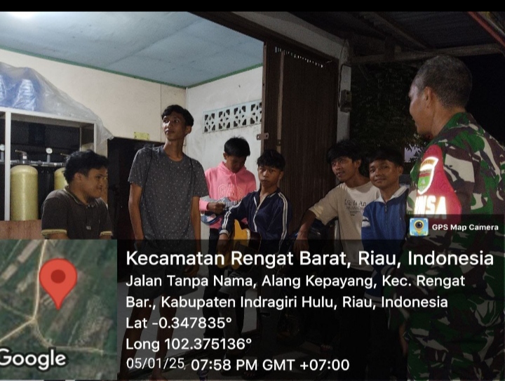 Mampaat Patroli Malam, Babinsa Koramil 01/Rengat Untuk Dapat Ciptakan Kondusifitas Wilayah Binaan