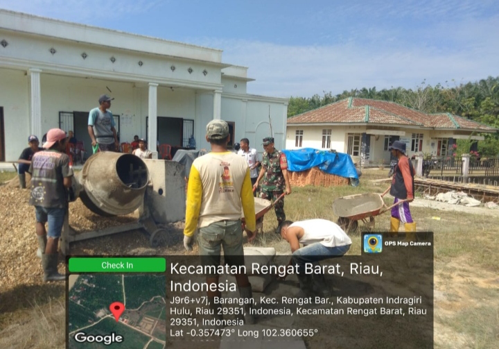 Timbulkan Budaya Goro Babinsa Koramil 01/Rengat Bantu Pembangunan Pondasi(Turap) Kantor Serba Guna Desa Binaan