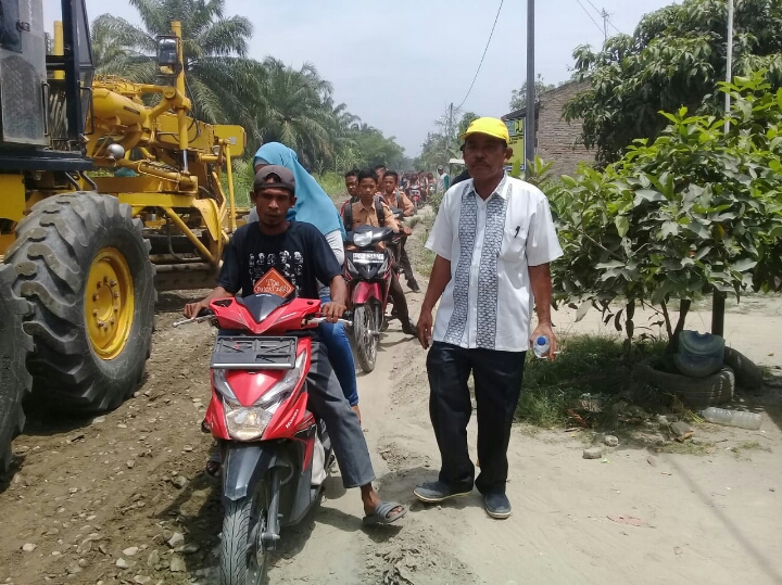 Kepala Desa Lidah Tanah Bersama Masyarakat Turut Serta Memantau  Pengerjaan Pengaspalan