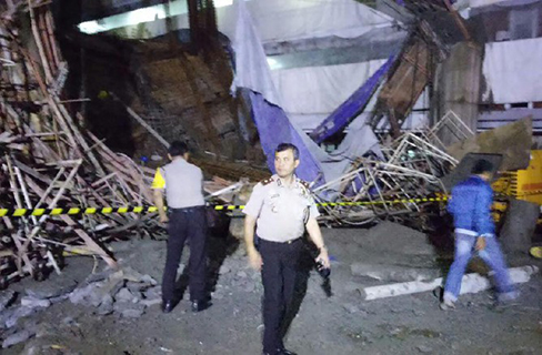 Gedung Baru Kampus D Gunadarma Depok Ambruk