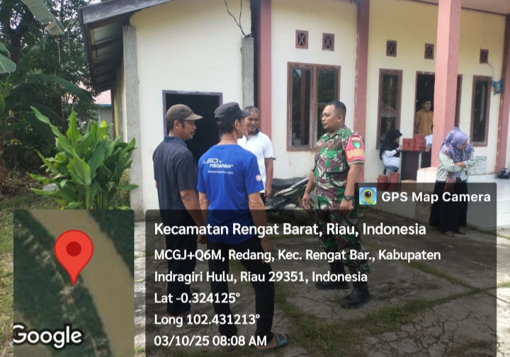 Menjalin Keakraban Babinsa Melaksanakan Komsos Bersama Masyarakat Desa Binaan Desa Redang