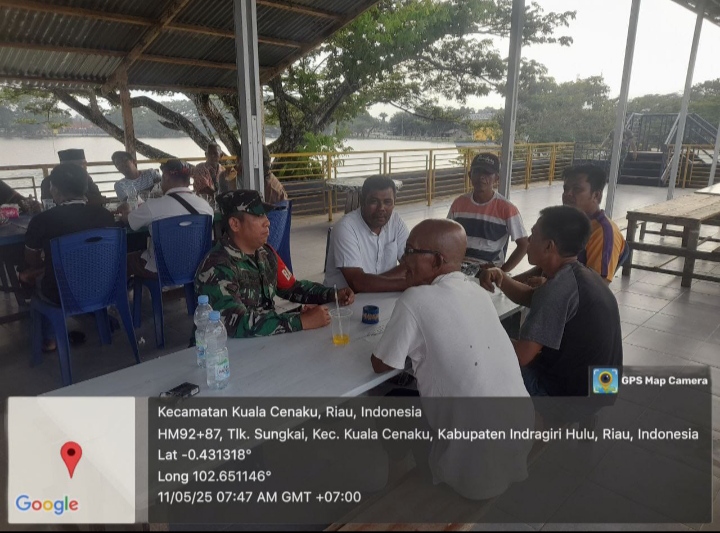 Babinsa Koramil 01/Rengat Laksanakan Komsos Untuk Jalain Keakraban  Di wilayah Binaan.