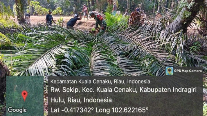 Ciptakan Kedekatan Dan Bangun Budaya Goro Babinsa Dan Warga Turun Bersihkan Bahu Jalan Desa