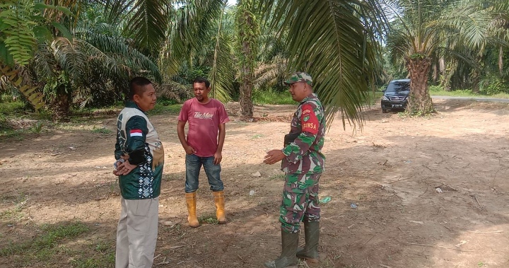 Masyarakat Desa Kampung Pulau Merasa Senang Dengan Adanya Babinsa Yang Dinilai Humanis Saat Komsosnya