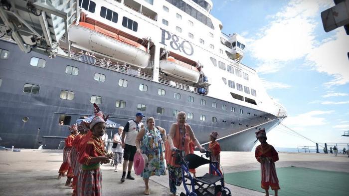 Kapal Pesiar P&O Cruises Pacific Eden dari Australia Berlabuh di Makassar