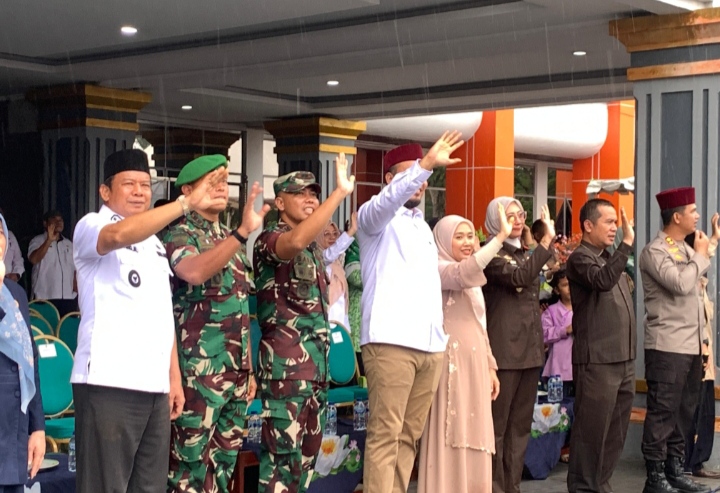 Dandim 0302/Inhu Hadiri Pelepasan 103 Orang Jemaah Umroh Dihalaman Kantor Bupati Inhu