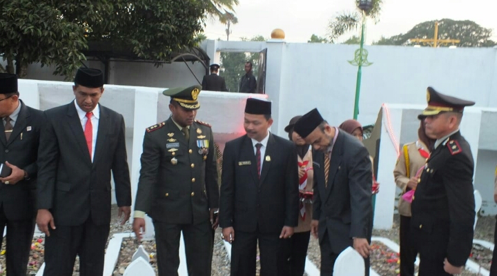 Forkopimda Upacara dan Tabur Bunga di Makam Pahlawan