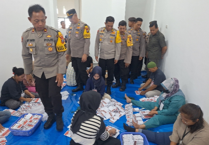 Wakapolres Tebing Tinggi Tinjau Proses Pensortiran dan Pelipatan Surat Suara Pilkada