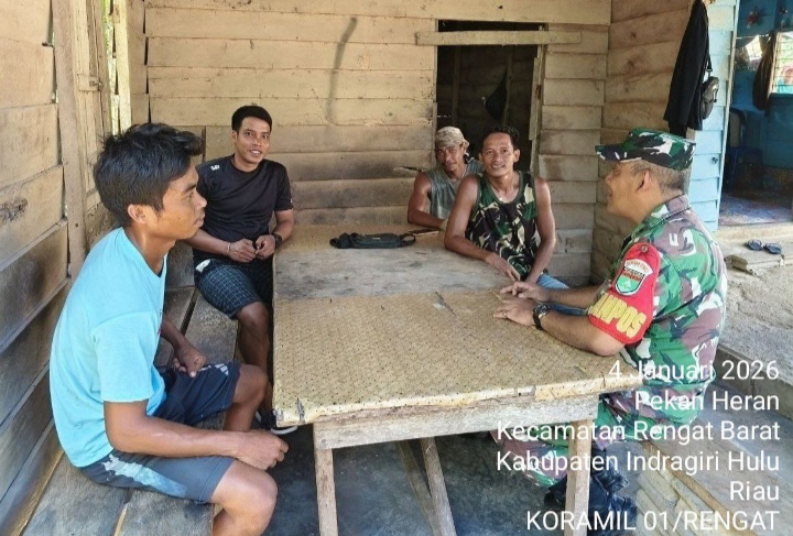 Tetap semangat, Babinsa Menjalankan Tugasnya Di Hari Libur Pantau Situasi Kamtibmas Diwilayahnya