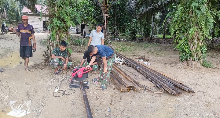 Satgas Kodim 0302/Inhu Bersama Warga Kebut Pembangunan Jembatan Gantung Garuda