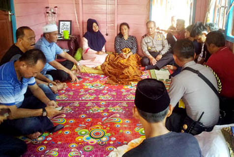 Kapolda Riau Pamit ke Keluarga Almarhum Apri