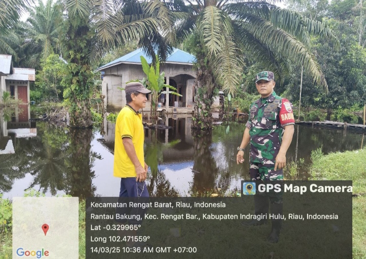 Luapan Sungai Indragiri Banjiri Beberapa Daerah Babinsa Waspadai Dan Monitoring wilayah Binaan.