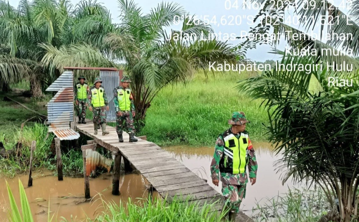 Desa Kuala Cenaku Terus Dipantau Oleh Babinsa Koramil01/Rengat Juga Lakukan Patroli Dan Sosialisasi Karhutla