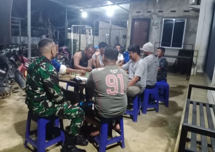 Komsos Dengan Warga, Babinsa Koramil juga Rutin Pantau Wilayah Binaan