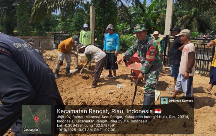 Bersihkan Areal Mesjid Babinsa Ajak  Goro Bersama Warga Desa Binaan.
