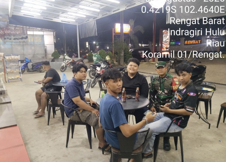 Babinsa Dan Satlinmas Perkuat Keamanan Wilayah Lewat Patroli Malam