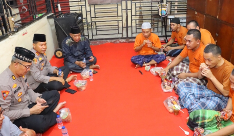 Kapolres Tebing Tinggi Buka Puasa Bersama Tahanan