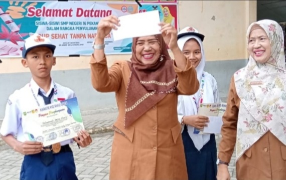 Putra Putri Terbaik SMPN 16 Pekanbaru 'Harumkan' Nama Sekolah