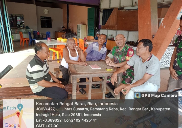 Peduli Dan Dekat Dengan Masyarakat Danposramil 01/Rengat Sambangi Tukang Ojek Guna Meningkatkan Binter