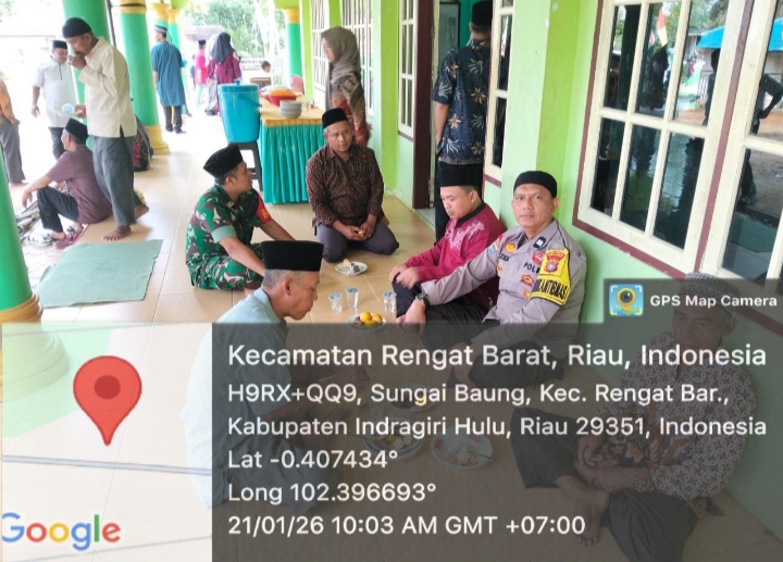 Usai Acara Isra' Mi'raj Di Masjid Al-Istiqamah Babinsa Bincang Santai Dengan Warga Binaanya.