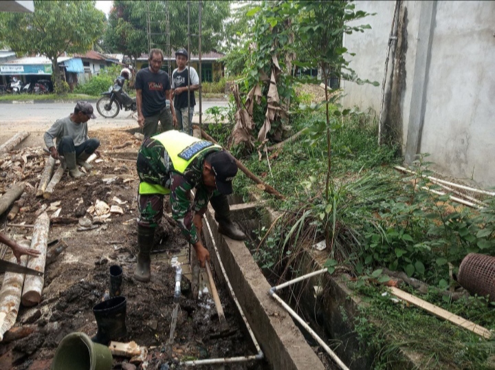 Secara Gotong Royong Babinsa Ajak Masyarakat Untuk Bersama Membuat Gorong-Gorong