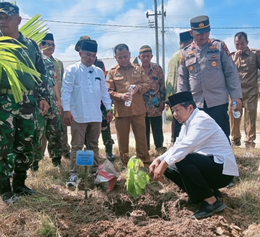 Kapolsek Tapung Hulu Bersama Danramil 016/Tapung Hadiri Penanaman Sejuta Pohon Matoa
