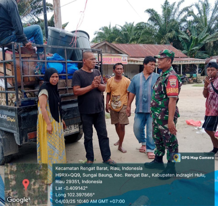 Sambangi Para Pedagang Pasar Desa Sungai Baung Babinsa Sembari Melaksanakan Komsos.