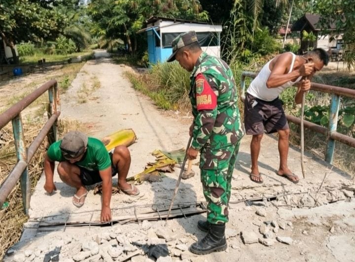 Warga Dan Babinsa Koramil 01/Rengat Bekerja Sama Membangun Jembatan Garuda