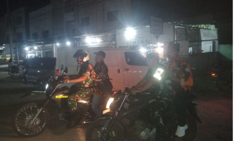 Perkuat Keamanan, Babinsa Bersama Ormas Lakukan Patroli Siskamling