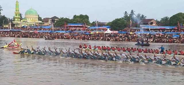 Gemuruh Sorak Sorai Penonton Pacu Jalur Membuat Pemacu Semakin Bersemangat