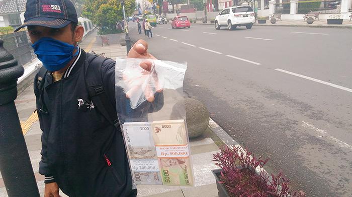 Pelaku Usaha Jasa Penukaran Uang Bermunculan di Kota Bandung