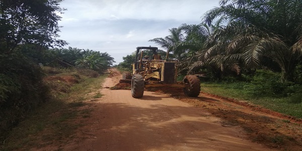 Gunakan CSR PT TPP Perbaiki Jalan dan Dreinase