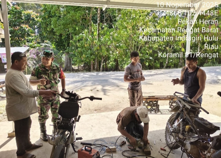 Langkah Terus Ciptakan Keakraban Babinsa Melaksanakan Komsos Di Bengkel Motor Milik Warga