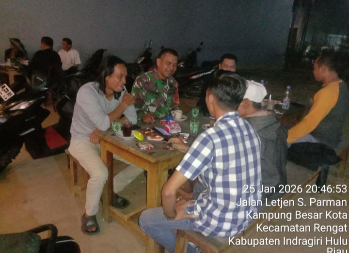 Lakukan Patroli Malam Merupakan Bagian Dari Tugas Babinsa Guna Untuk Jaga Keamanan Warga Di Wilayah Binaan