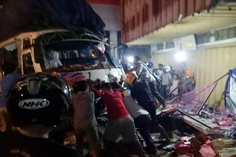 Bus Penumpang Seruduk Pasar Malam, Satu Pedagang Tewas