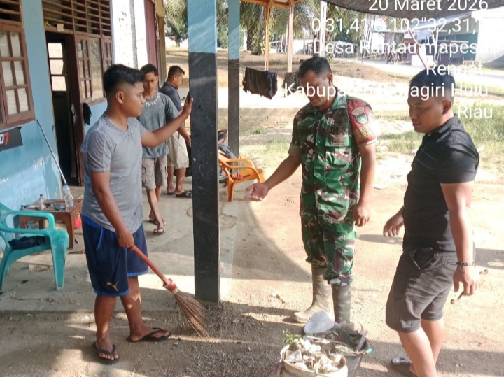 Jaga Kondusifitas Wilayah Jelang Lebaran Babinsa Jalankan Komsos Jumpai Warga