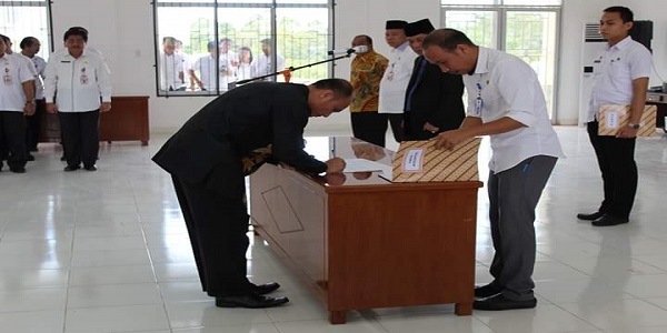 Bupati Lantik Pimpinan Tinggi Pratama Dan Pejabat Administrator di Lingkup Pemkab Nias Utara
