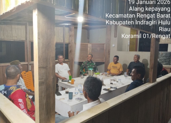 Ajak Jaga Kondusifitas Dimalam Hari Dalam Patrolinya Babinsa Koramil 01/Rengat Sekaligus Jalankan Komsosnya