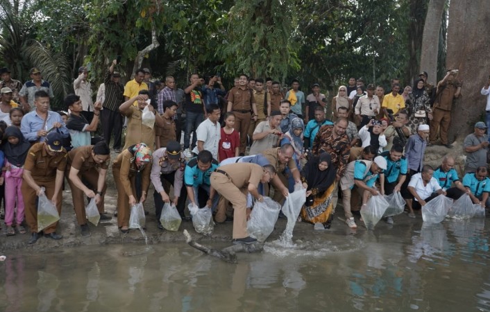 Wakil Bupati Asahan Tabur Benih Bibit Ikan Di Teluk Dalam