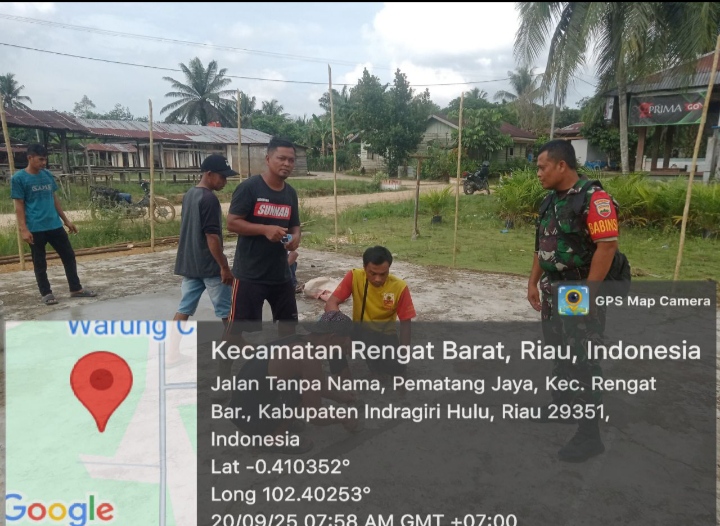 Peran Aktif Babinsa Dalam Persiapan Benahi Lapangan Untuk Acara Lomba Gasing Tradisional.