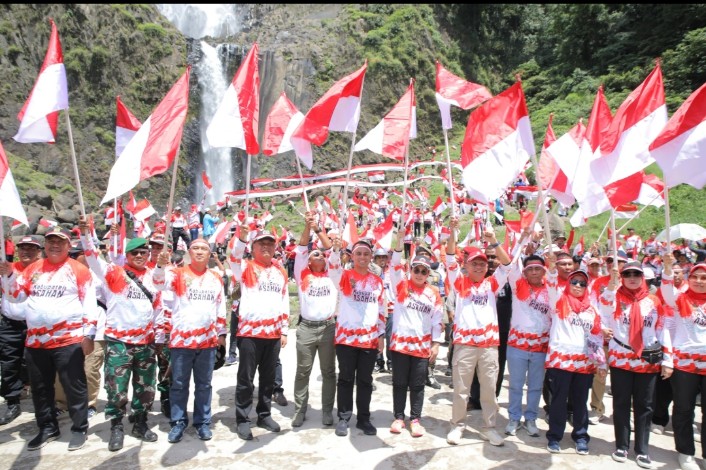 Jelang HUT RI Ke-79, Pemkab Asahan Gelar Pengibaran Bendera Merah Putih Di Wisata Alam Air Terjun Ponot