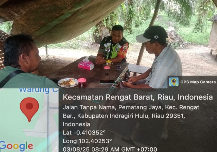 Babinsa Anjangsana Dengan Warga Kemang Manis Pematang Jaya Untuk Mempererat Hubungan