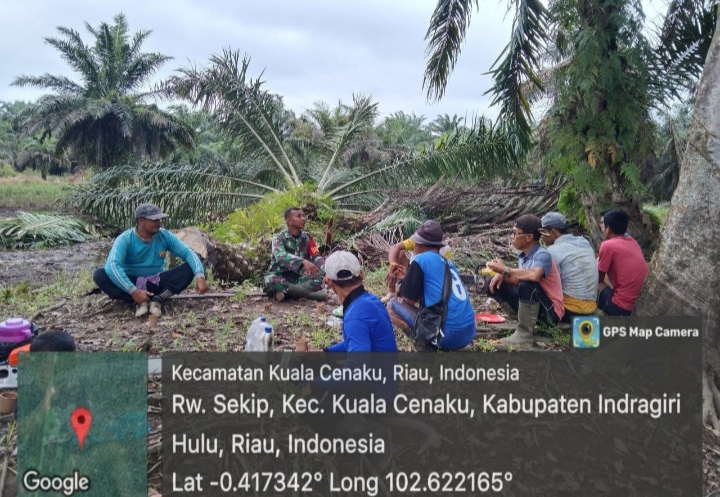 Melalui Komsos, Silaturahmi Babinsa Dengan Warga Desa Binaan Terlihat Nyata