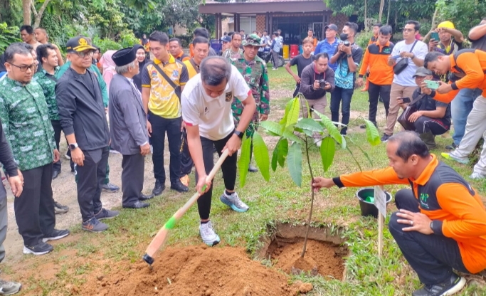 Hari Lingkungan Hidup Sedunia, Polres Tebing Tinggi Gotong Royong dan Penanaman Pohon Bersama Masyarakat