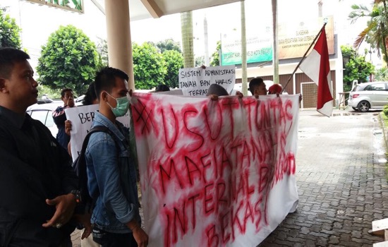 Diduga Banyak Mafia Tanah, Kantor BPN di Geruduk ARB