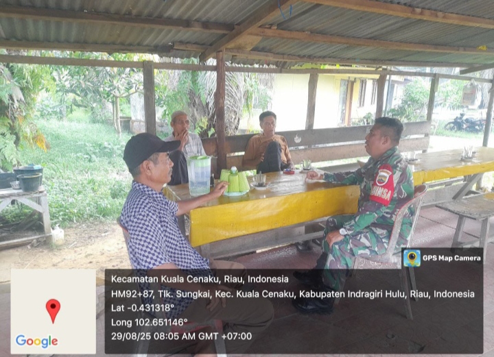 Terus Menjalin Keakraban Dengan Perangkat Desa Melalui Komsos Babinsa Turun Di wilayah Binaan.