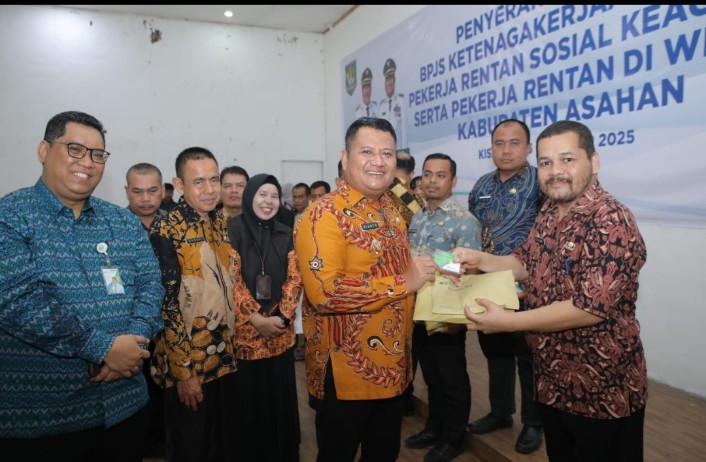 4.900 Pekerja Rentan Di Asahan Terima Kartu BPJS Ketenagakerjaan Dari Wakil Bupati Rianto